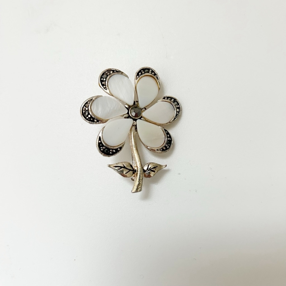 Vintage Silver Toned Shell Flower Stemmed Brooch